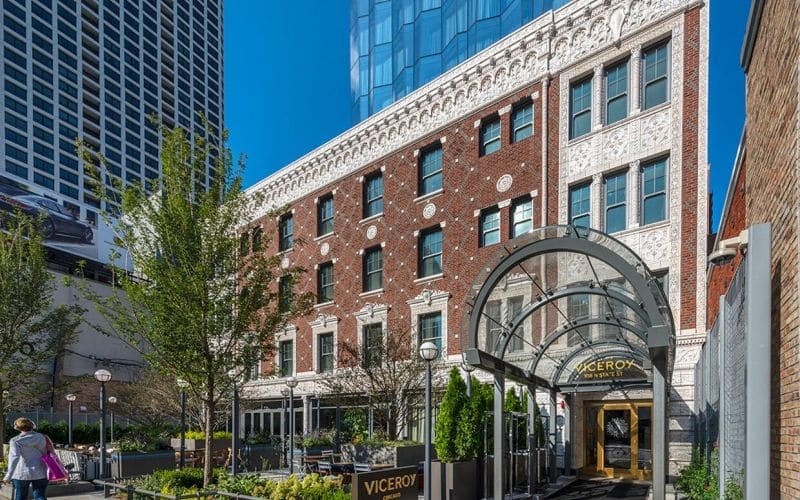 viceroy_hotel_chicago_exterior_facade_entrance_landscape_0_b5a671a94d.jpg